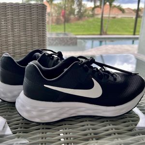NWOT Women’s Nike Revolution 6 sneakers. New without tags